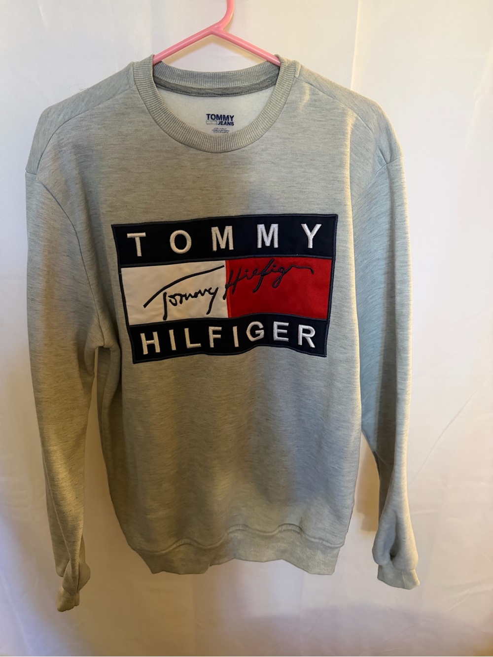 Tommy Hilfiger Men's Light Gray Logo Crewneck Sweatshirt with embroidered logo